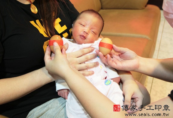 陳寶寶(新北中和區到府嬰兒寶寶滿月剃頭理髮、免費到府嬰兒剃胎毛儀式吉祥話)。到府剃頭剃胎毛主持、專業拍照、DVD光碟、證書。★購買「臍帶章、肚臍章、胎毛筆刷印章」贈送：剃頭、收涎、抓周，三選一。2015.11.18 照片4